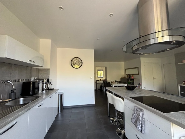 Appartement T4 rénové de 77,01 m² avec balcon à Saint-Étienne