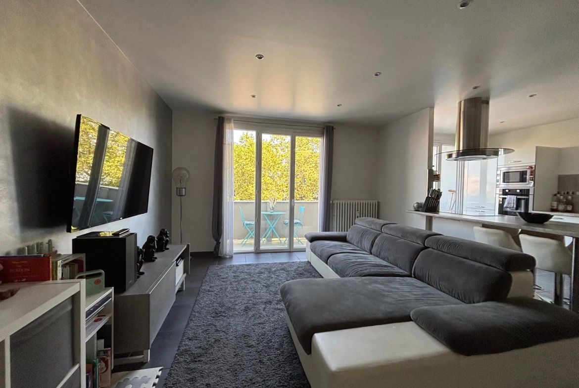 Appartement T4 rénové de 77,01 m² avec balcon à Saint-Étienne 