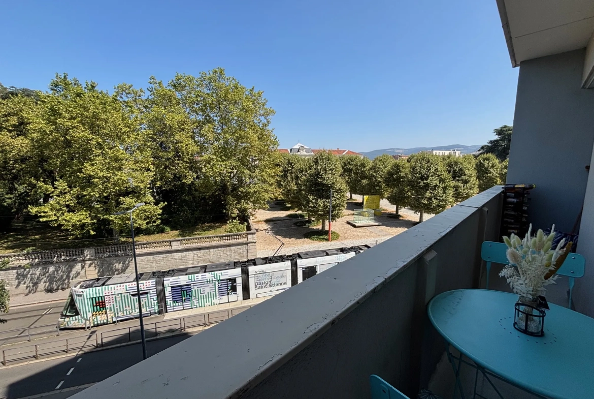 Appartement T4 rénové de 77,01 m² avec balcon à Saint-Étienne 