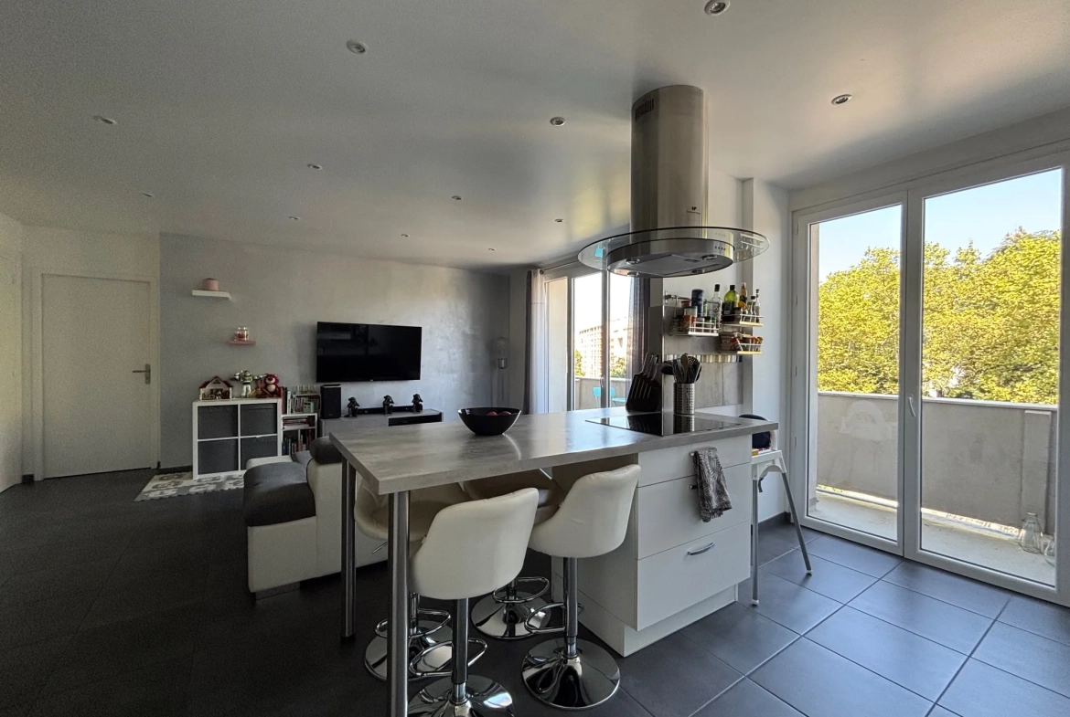 Appartement T4 rénové de 77,01 m² avec balcon à Saint-Étienne 
