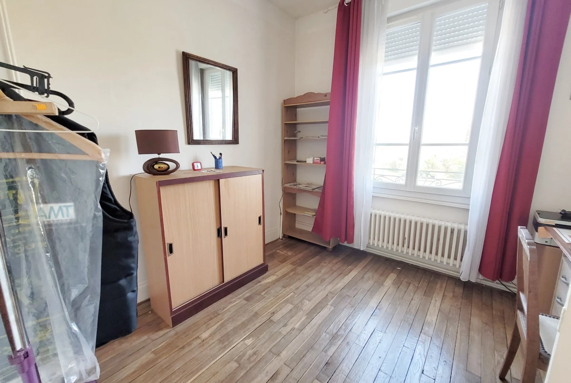 Maison de ville à vendre à Sainte-Savine proche Troyes avec jardin et cachet 