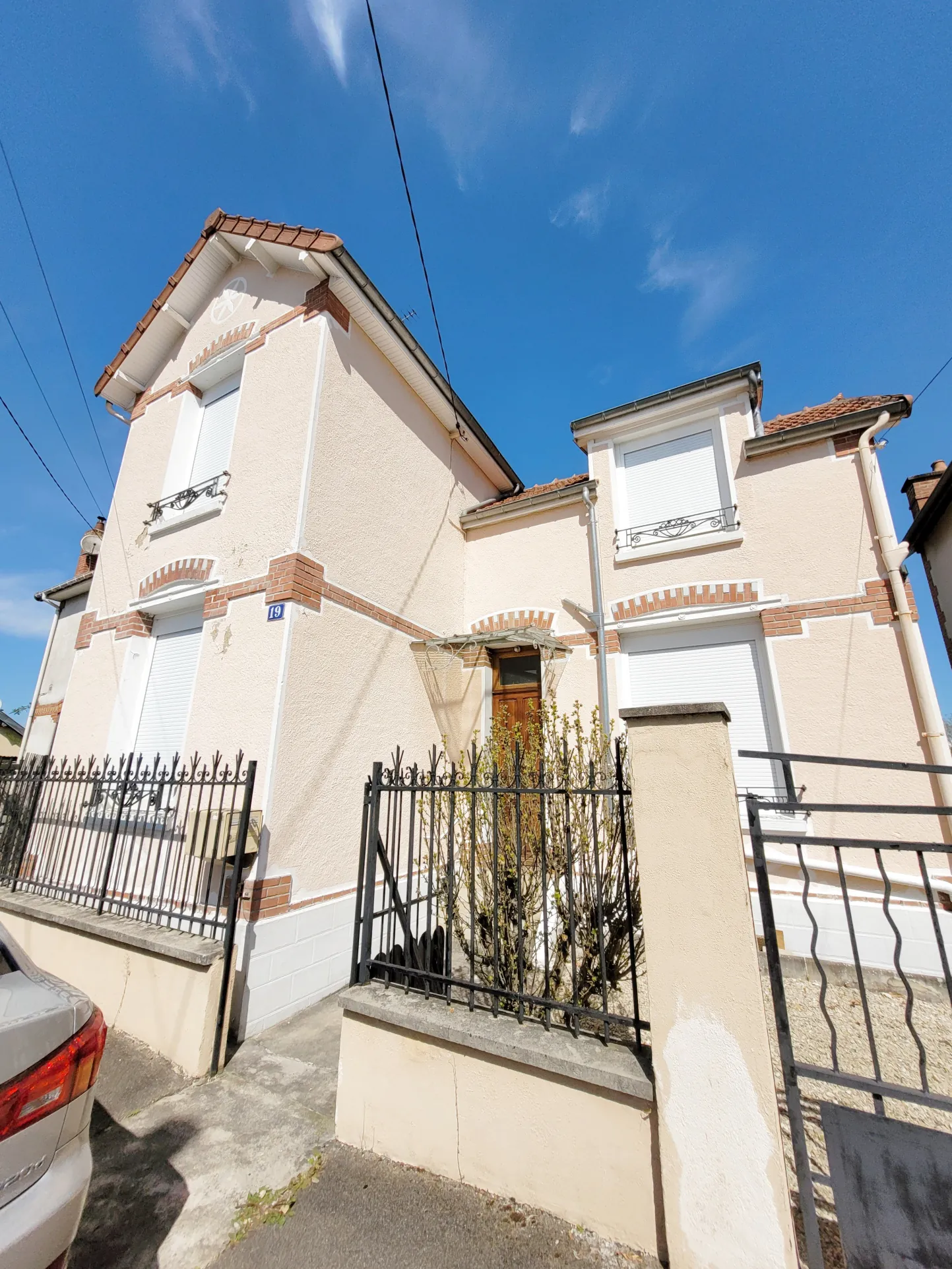 Maison de ville à vendre à Sainte-Savine proche Troyes avec jardin et cachet 