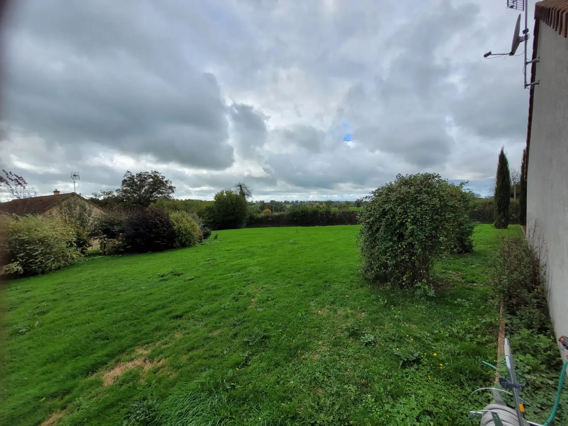 Maison récente avec grand terrain, vue campagne, proche A79 à Rocles 