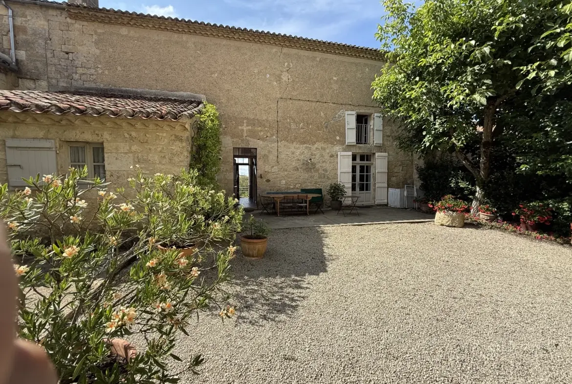 Charmante maison de village avec piscine et jardin exposé sud, proche de Condom 