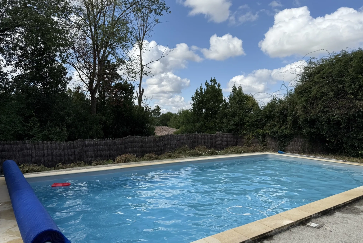 Charmante maison de village avec piscine et jardin exposé sud, proche de Condom 