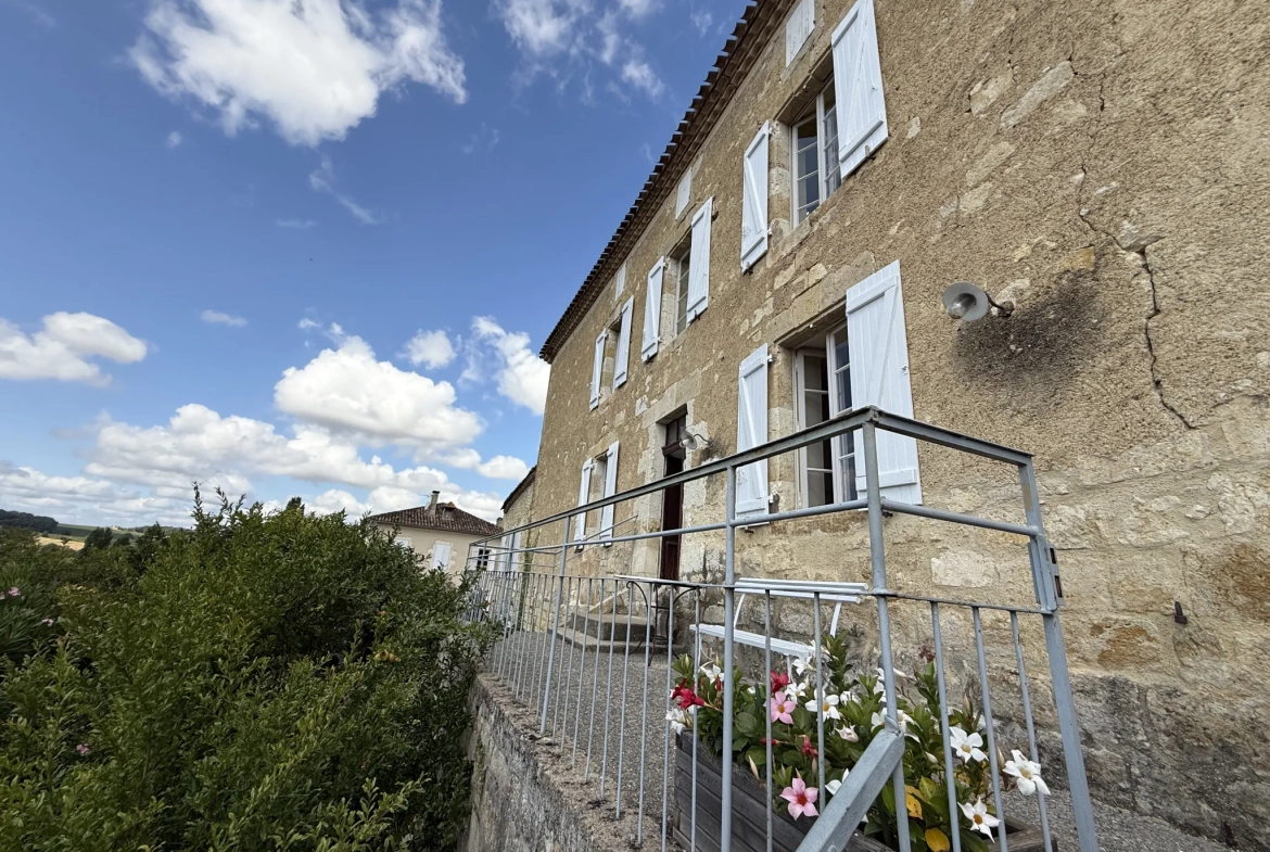 Charmante maison de village avec piscine et jardin exposé sud, proche de Condom 