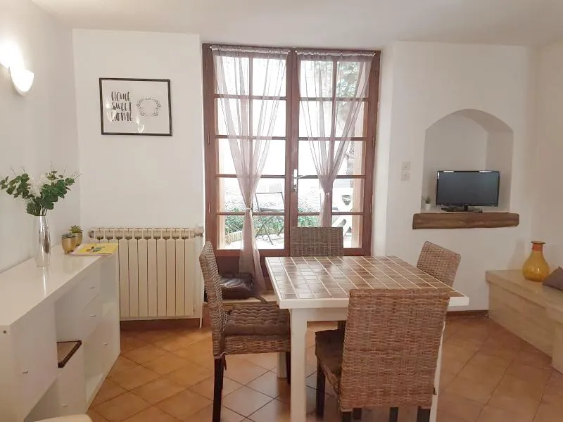 Maison meublée en centre-ville de Nevers avec courette - 1 chambre et chauffage gaz 