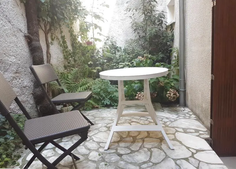 Maison meublée en centre-ville de Nevers avec courette - 1 chambre et chauffage gaz 