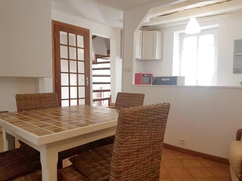 Maison meublée en centre-ville de Nevers avec courette - 1 chambre et chauffage gaz 