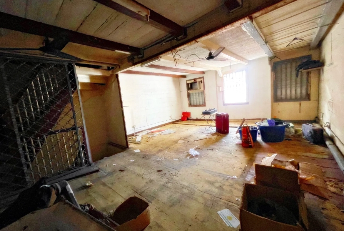 Immeuble de 3 niveaux à Fort-de-France avec potentiel commercial et résidentiel 