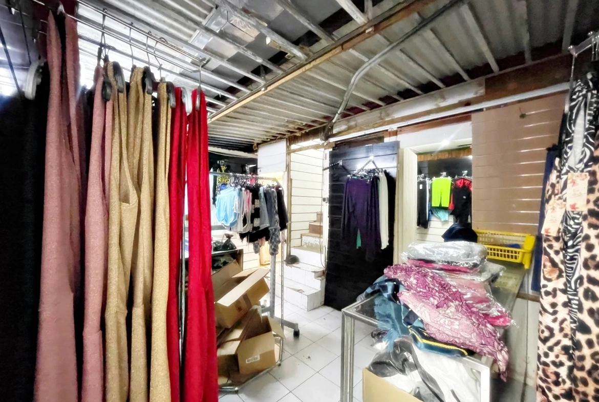 Immeuble de 3 niveaux à Fort-de-France avec potentiel commercial et résidentiel 