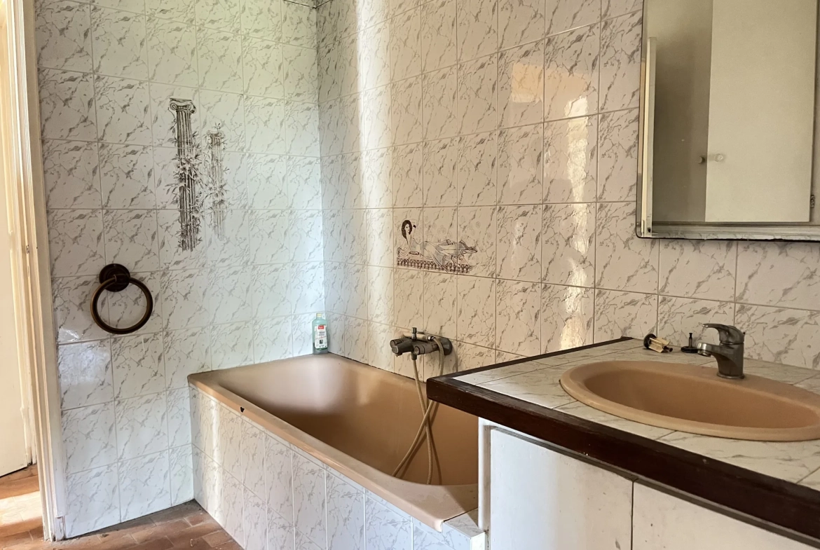 Appartement de 63 m² au dernier étage dans le centre historique de Pélissanne 