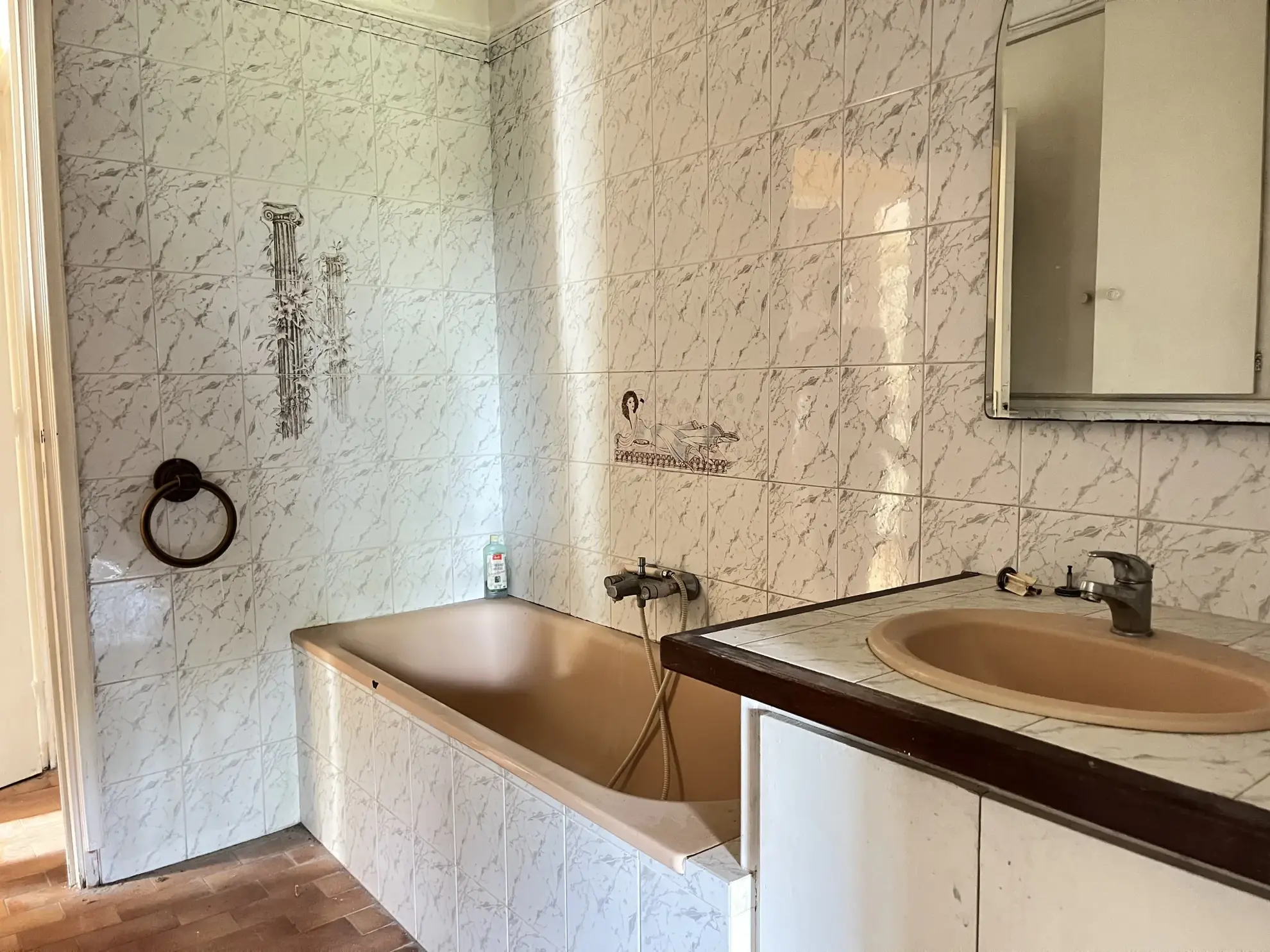 Appartement de 63 m² au dernier étage dans le centre historique de Pélissanne 