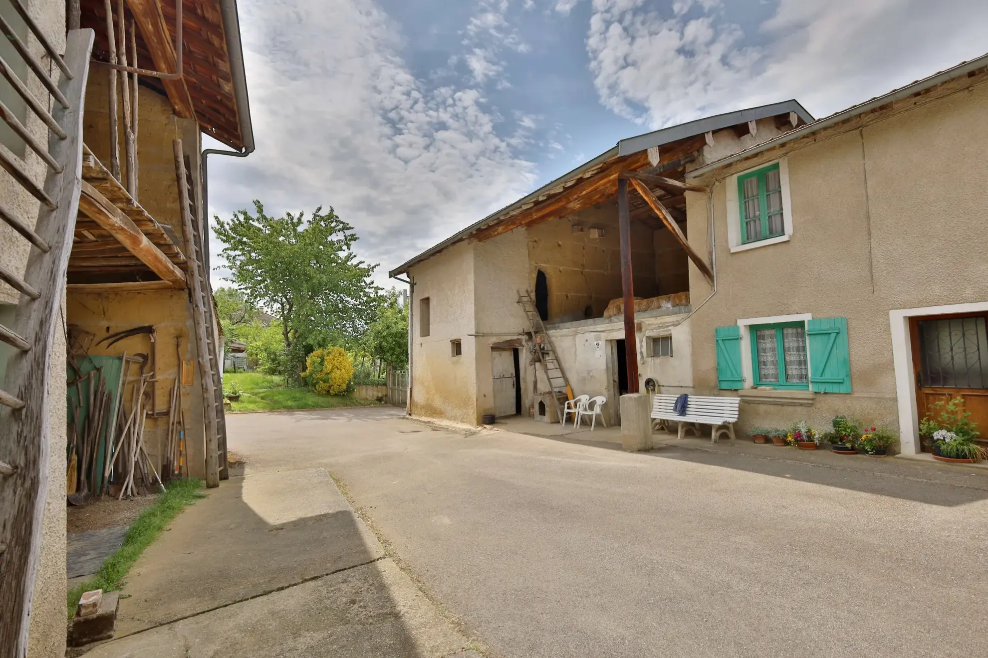 Grande ferme à rénover de 102,24 m² avec dépendances à Saint-Just-Chaleyssin 