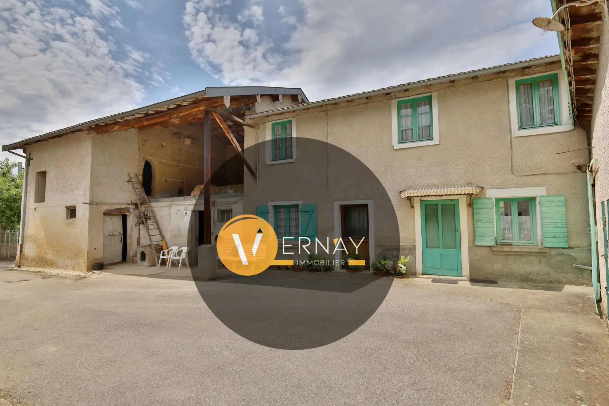Grande ferme à rénover de 102,24 m² avec dépendances à Saint-Just-Chaleyssin 