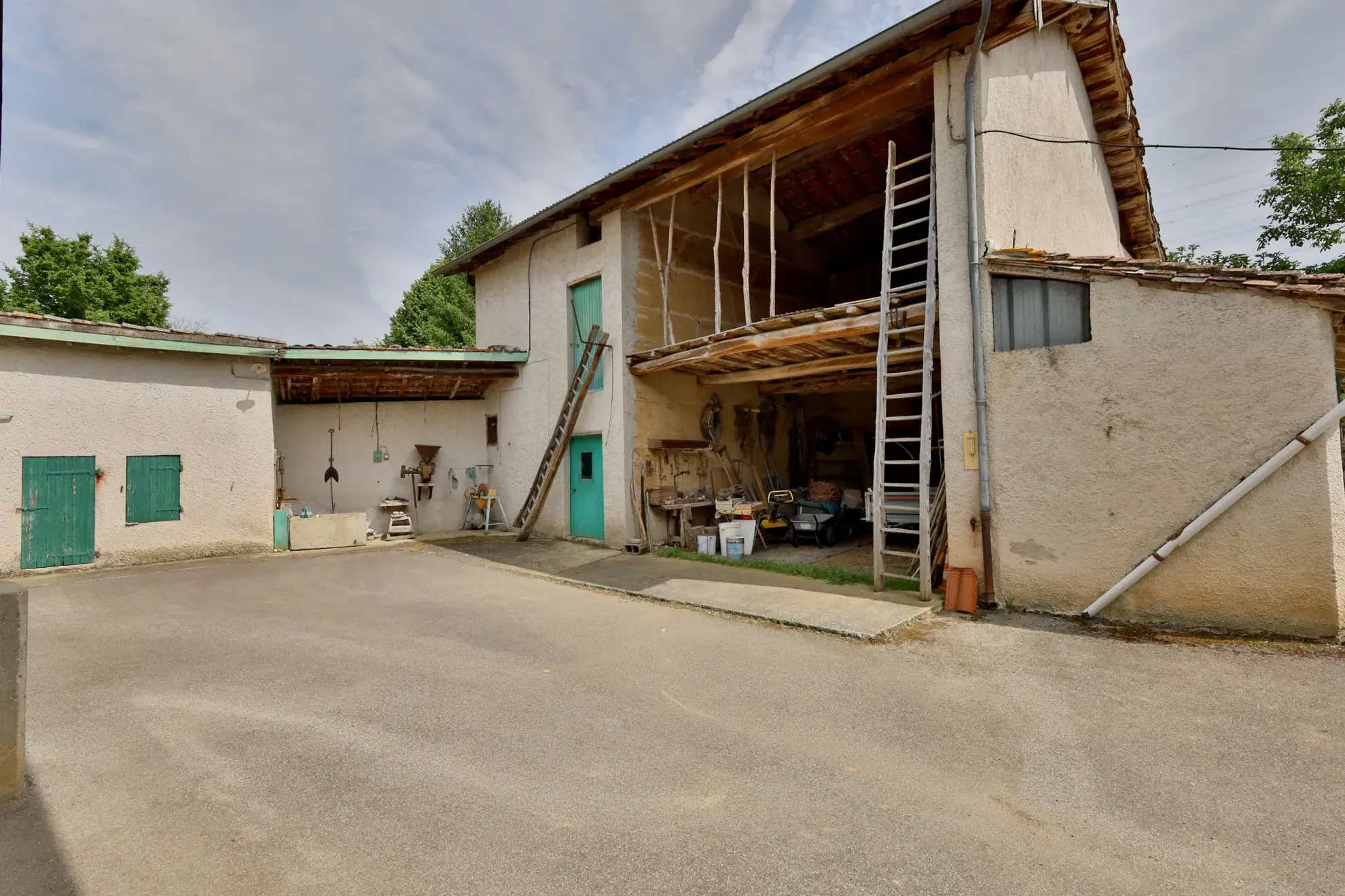 Grande ferme à rénover de 102,24 m² avec dépendances à Saint-Just-Chaleyssin 