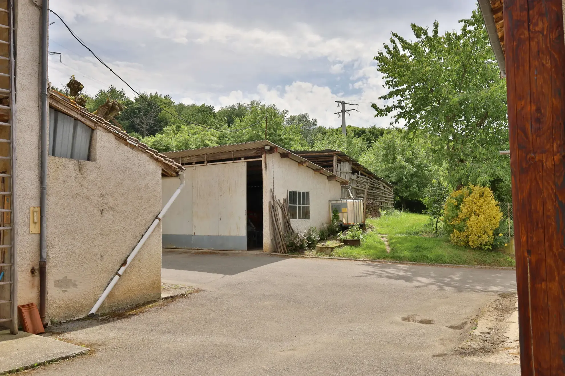 Grande ferme à rénover de 102,24 m² avec dépendances à Saint-Just-Chaleyssin 