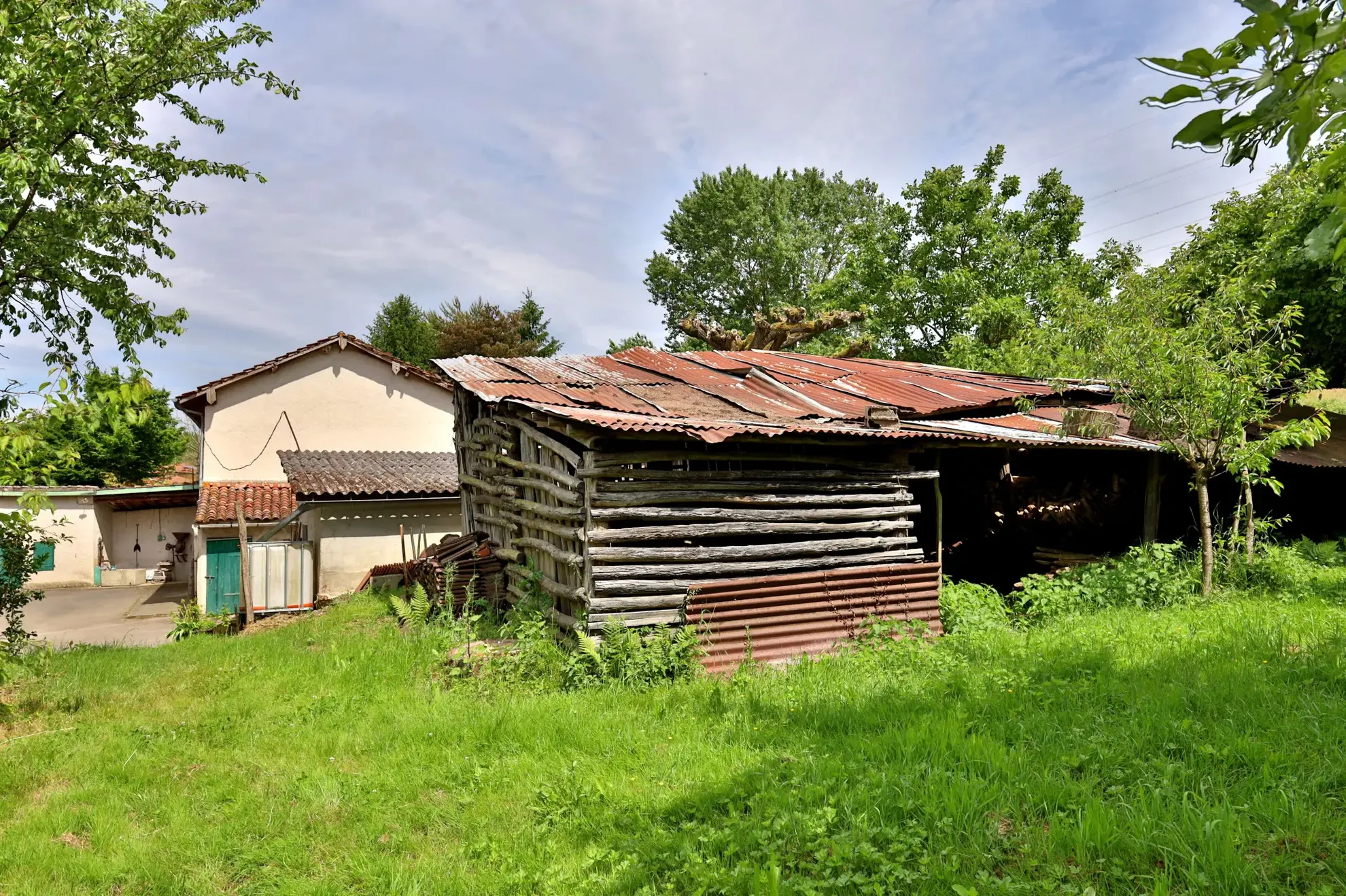 Grande ferme à rénover de 102,24 m² avec dépendances à Saint-Just-Chaleyssin 
