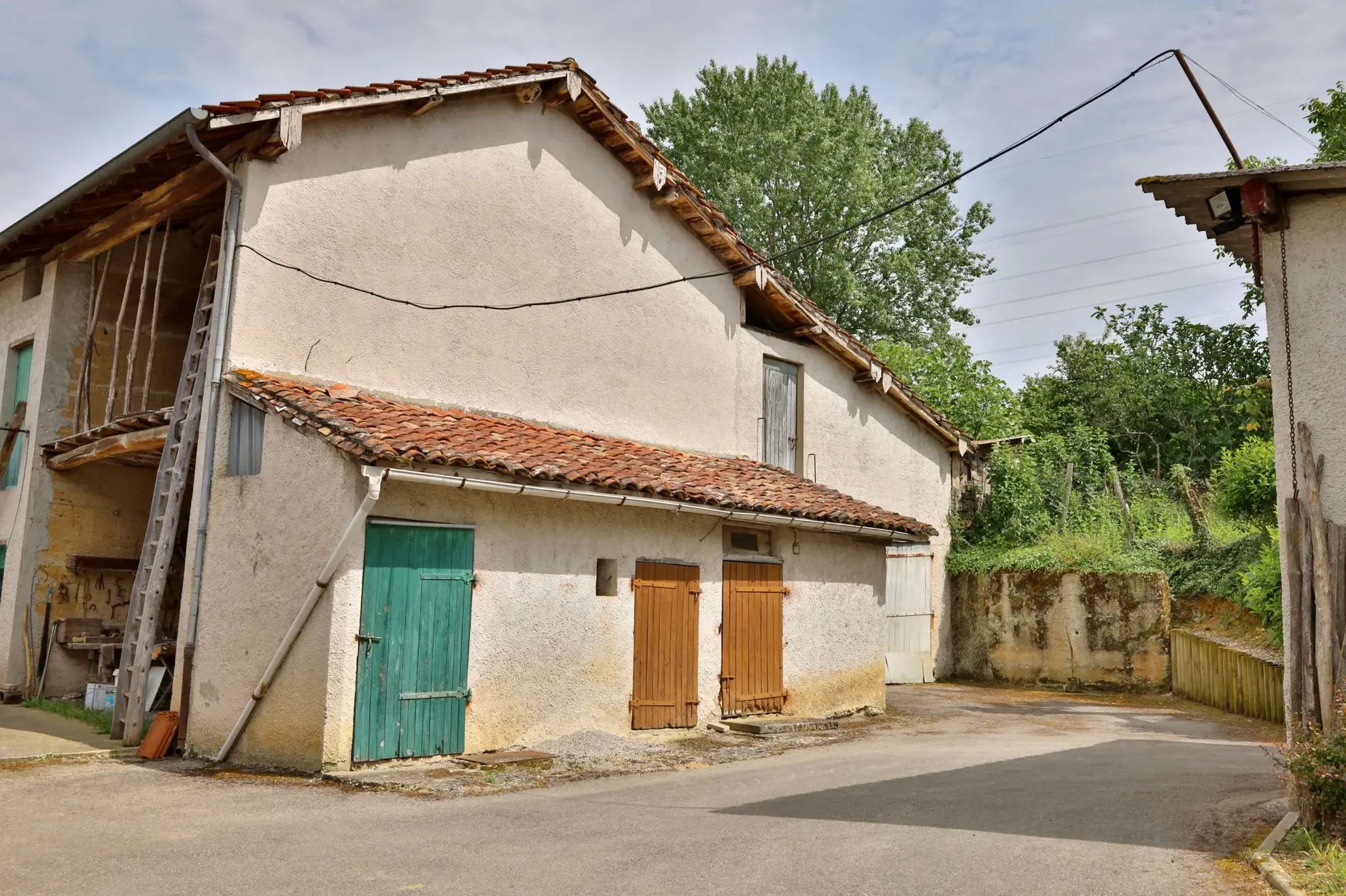 Grande ferme à rénover de 102,24 m² avec dépendances à Saint-Just-Chaleyssin 