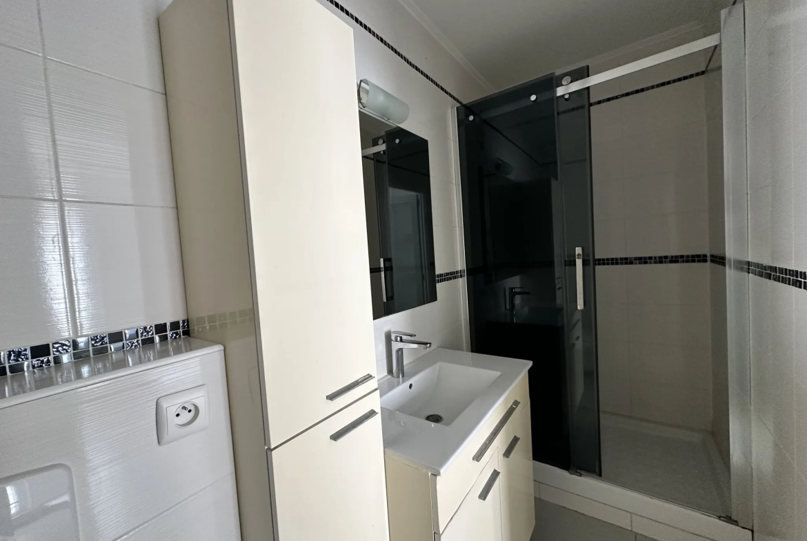 Maison de plain-pied rénovée au Mans avec 3 chambres et environnement calme 