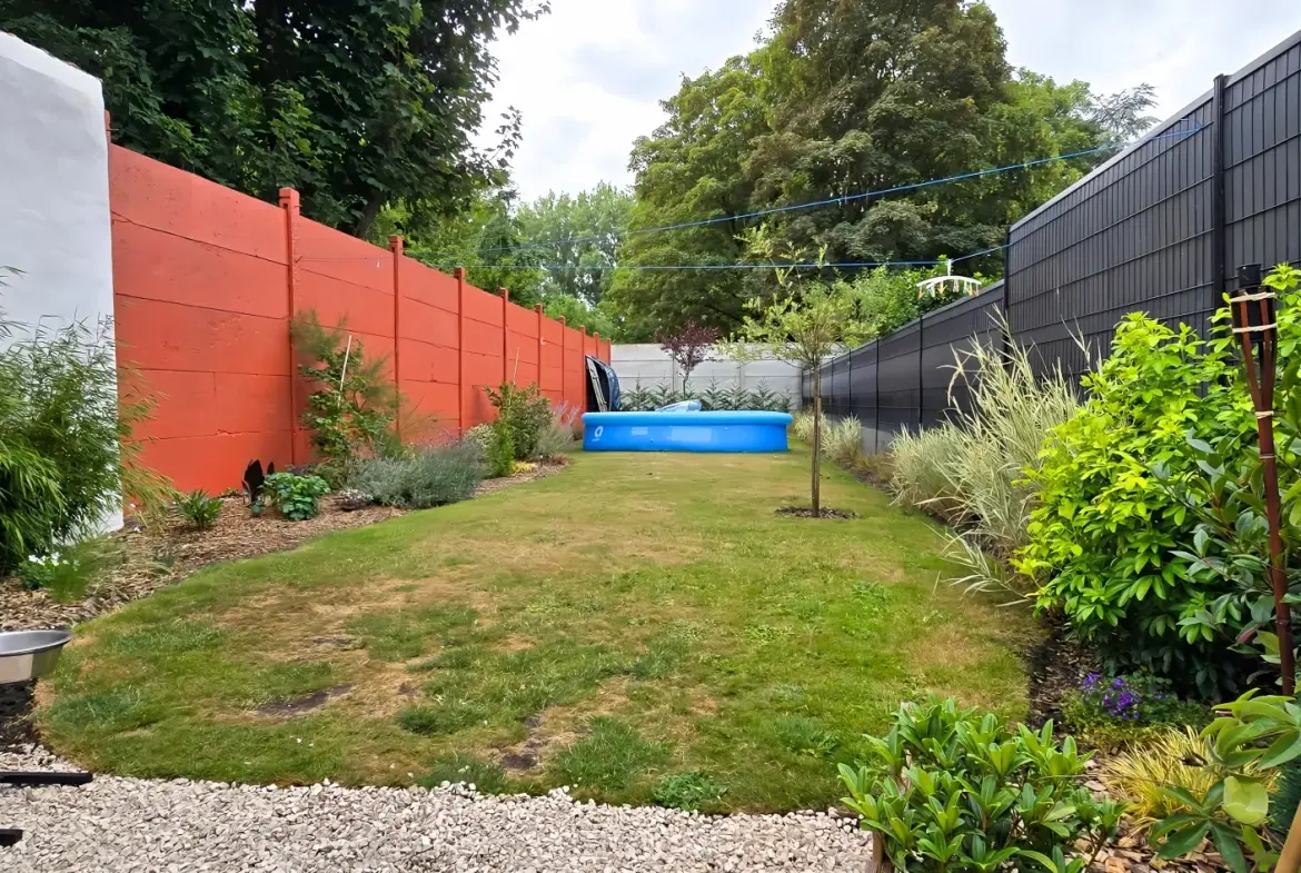 Immeuble d'environ 110 m² avec deux logements à Steenwerck, idéal pour investissement ou résidence principale 