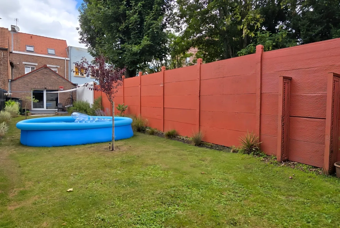 Immeuble d'environ 110 m² avec deux logements à Steenwerck, idéal pour investissement ou résidence principale 