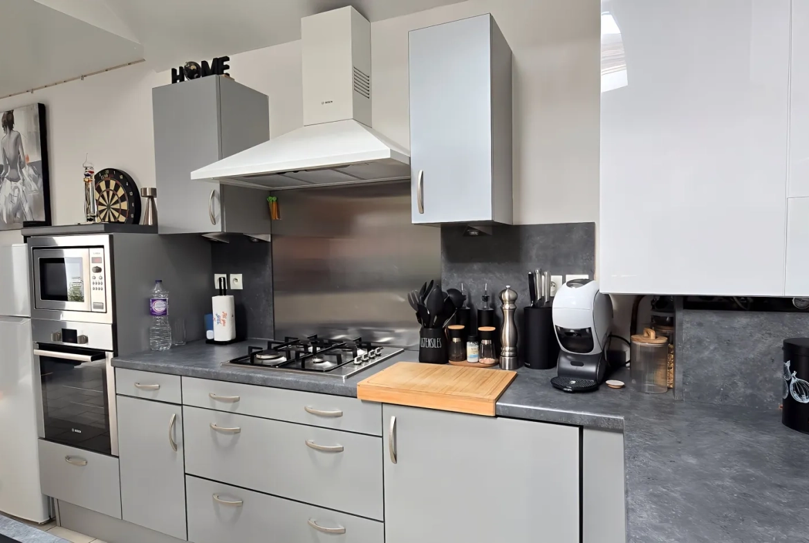 Immeuble d'environ 110 m² avec deux logements à Steenwerck, idéal pour investissement ou résidence principale 