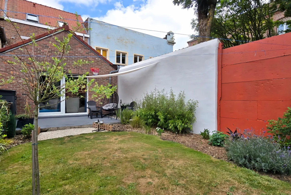 Immeuble d'environ 110 m² avec deux logements à Steenwerck, idéal pour investissement ou résidence principale 