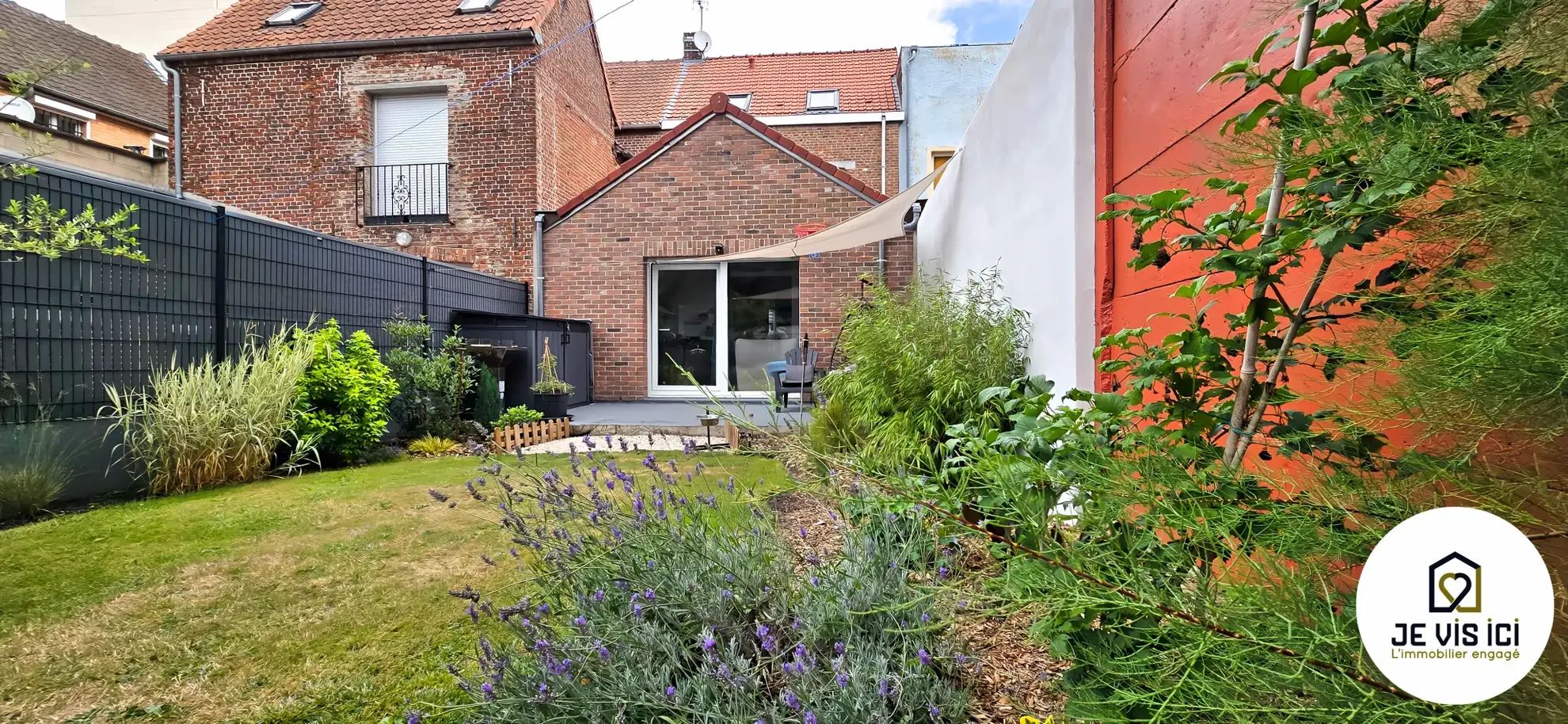 Immeuble d'environ 110 m² avec deux logements à Steenwerck, idéal pour investissement ou résidence principale 