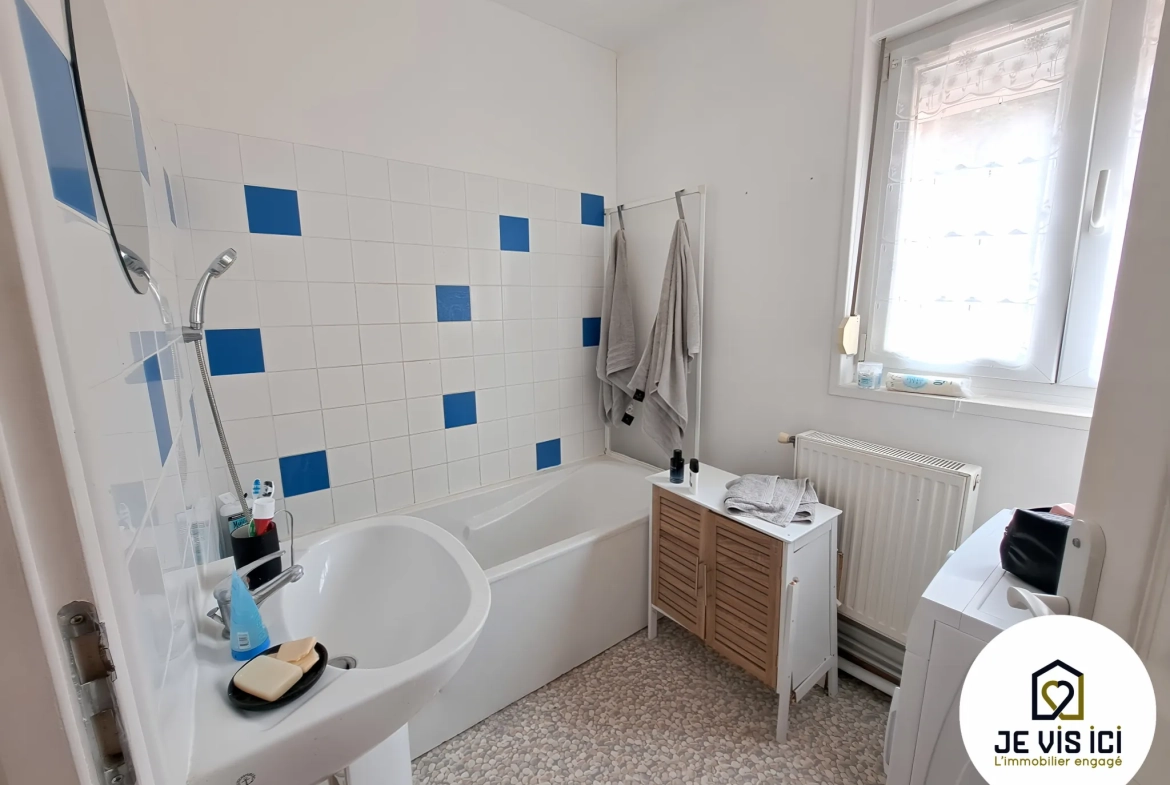 Immeuble d'environ 110 m² avec deux logements à Steenwerck, idéal pour investissement ou résidence principale 