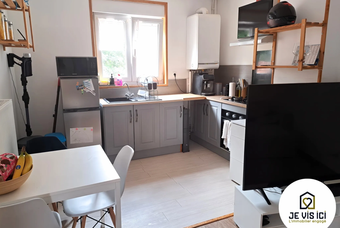 Immeuble d'environ 110 m² avec deux logements à Steenwerck, idéal pour investissement ou résidence principale 