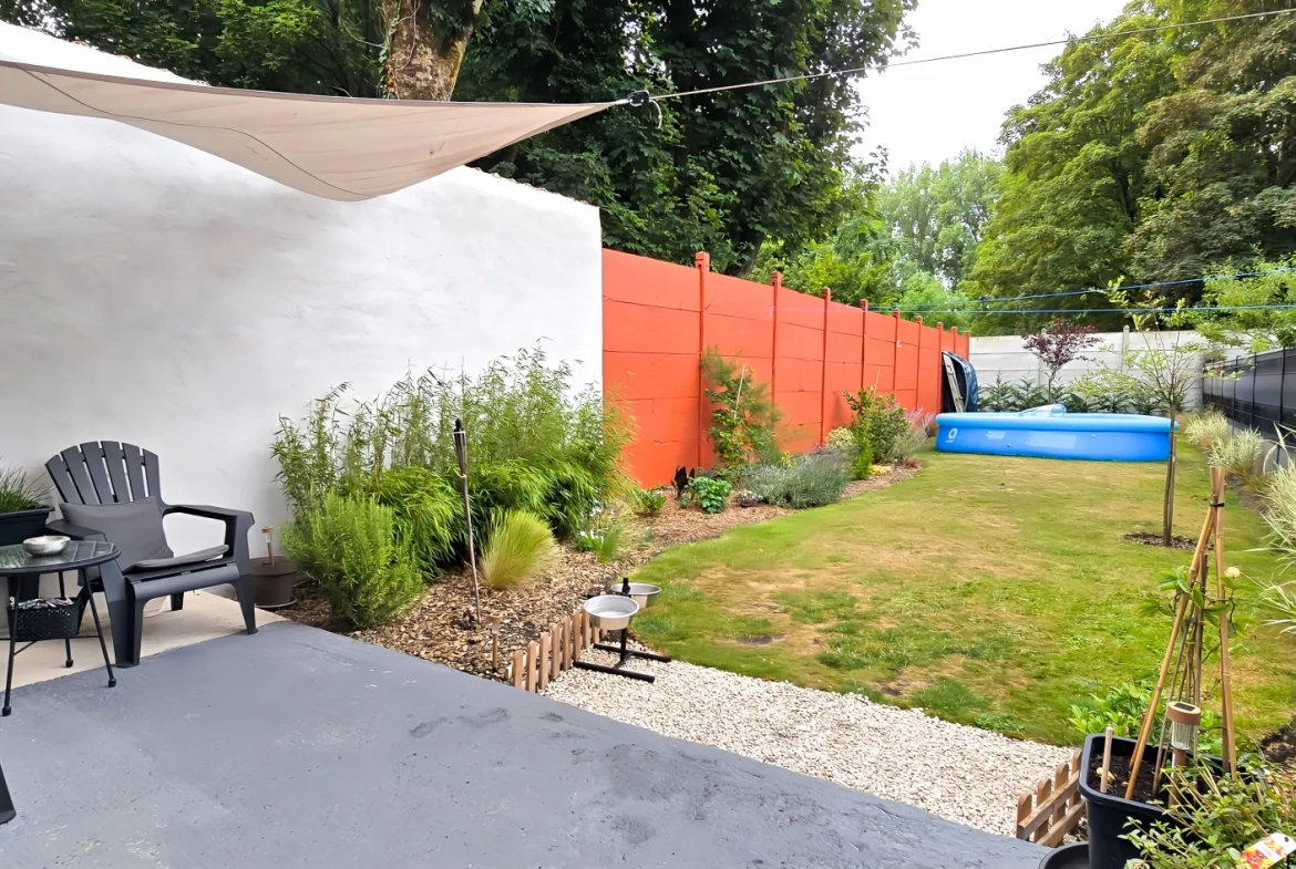 Immeuble d'environ 110 m² avec deux logements à Steenwerck, idéal pour investissement ou résidence principale 