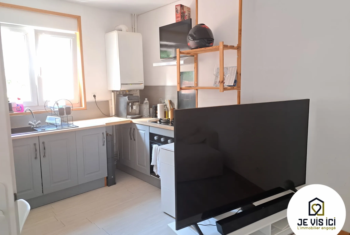 Immeuble d'environ 110 m² avec deux logements à Steenwerck, idéal pour investissement ou résidence principale 