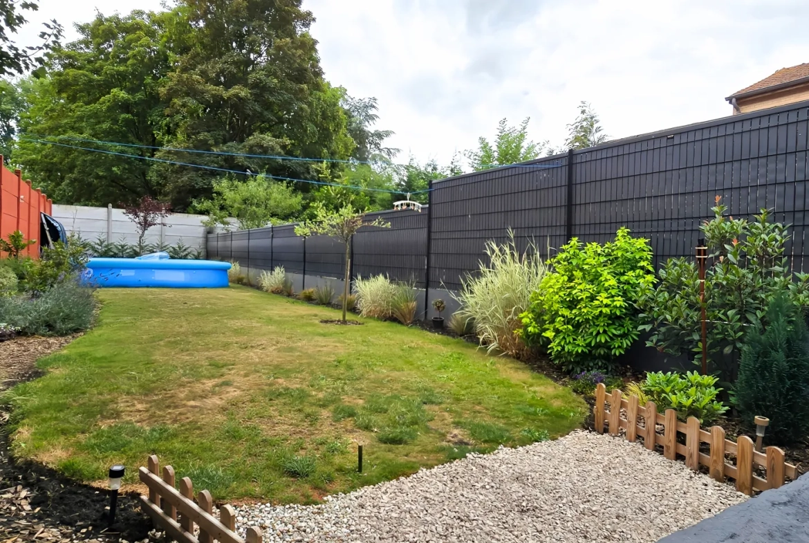 Immeuble d'environ 110 m² avec deux logements à Steenwerck, idéal pour investissement ou résidence principale 