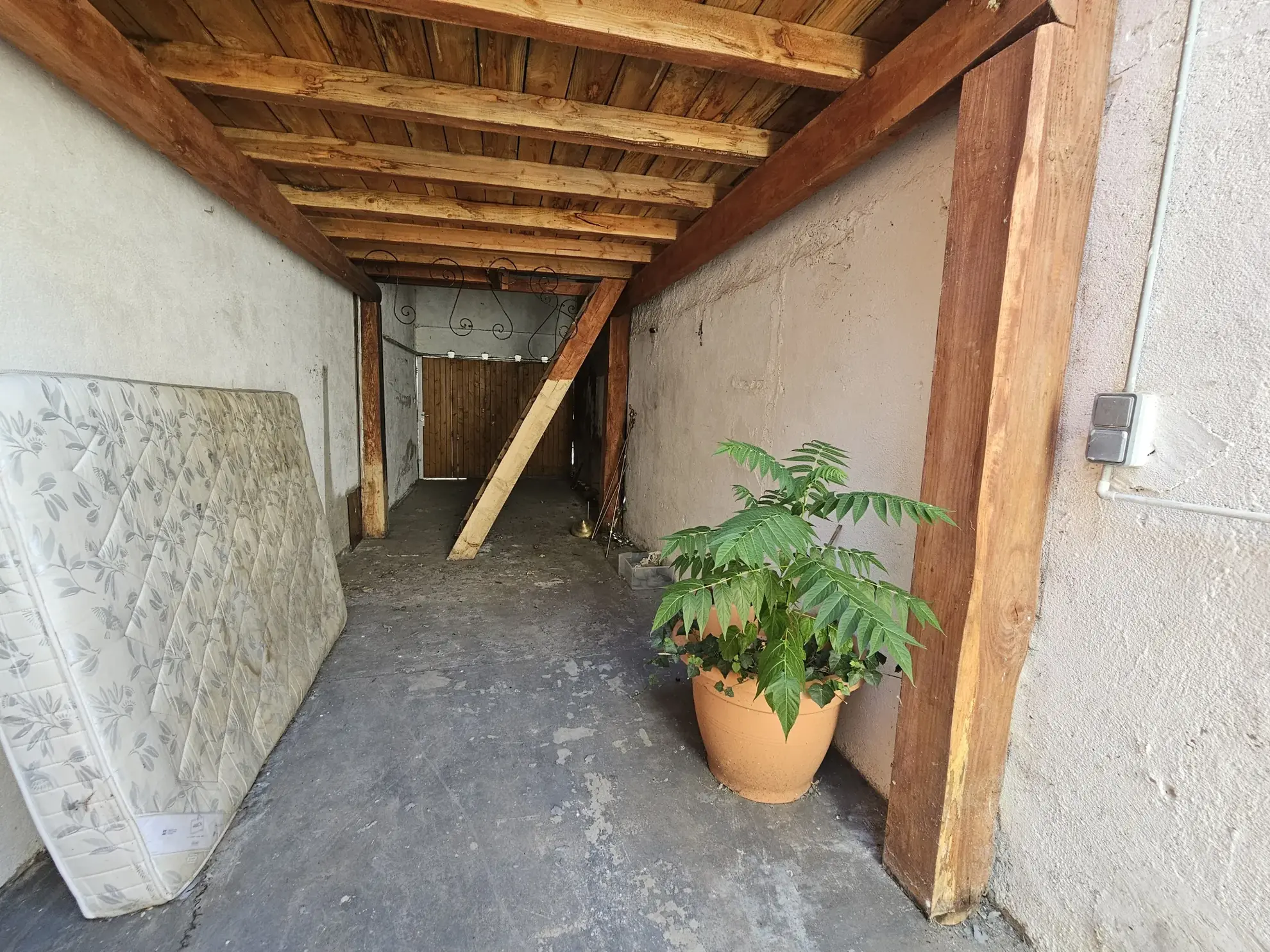 Maison de ville 3 chambres avec garage à Vichy – Appartement rénové ou à moderniser 