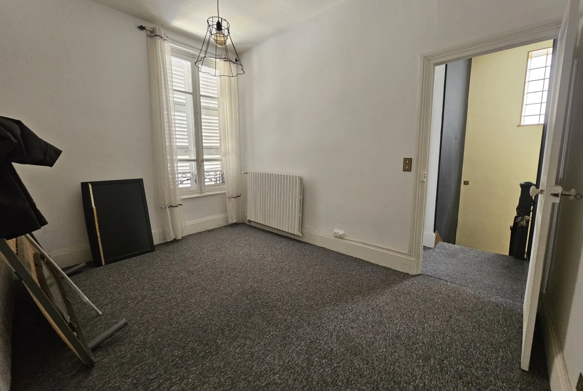 Maison de ville 3 chambres avec garage à Vichy – Appartement rénové ou à moderniser 