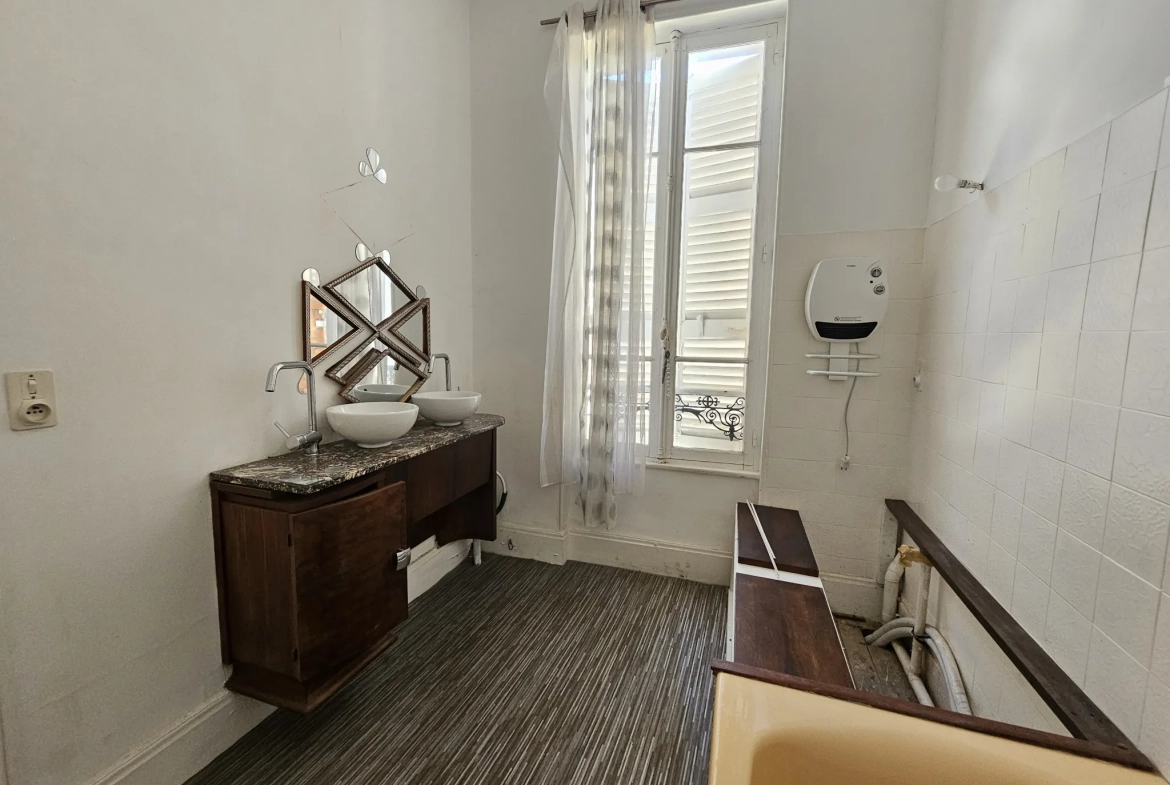 Maison de ville 3 chambres avec garage à Vichy – Appartement rénové ou à moderniser 