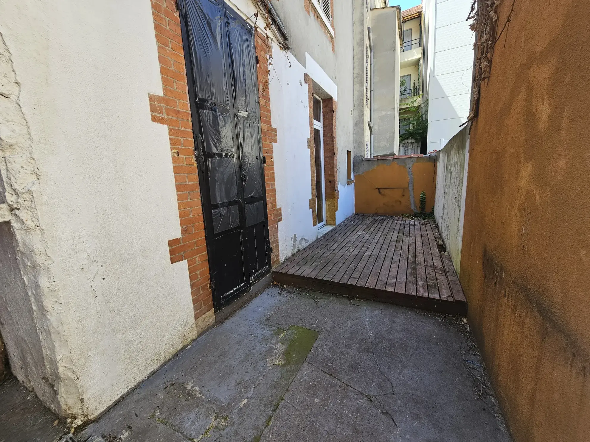 Maison de ville 3 chambres avec garage à Vichy – Appartement rénové ou à moderniser 