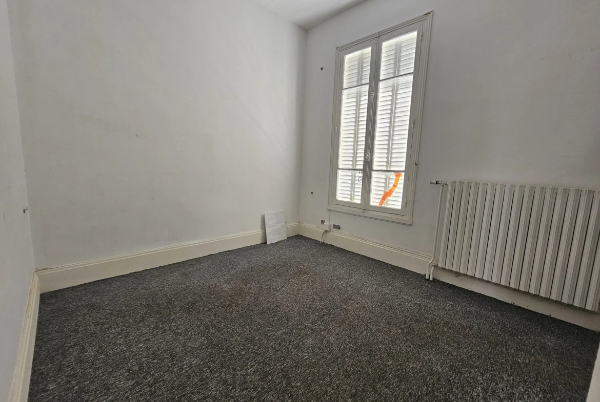 Maison de ville 3 chambres avec garage à Vichy – Appartement rénové ou à moderniser 