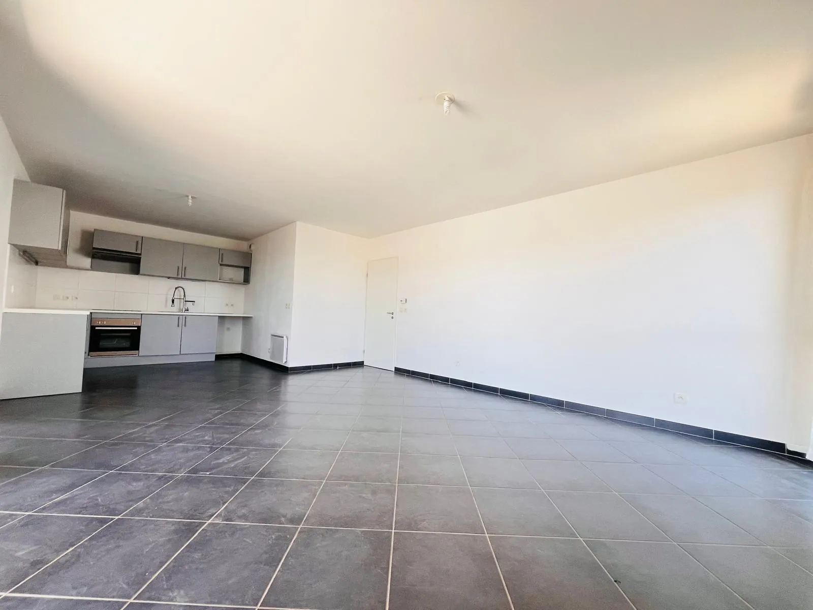 Appartement T3 moderne avec terrasse et garage à Perpignan Saint-Assiscle 