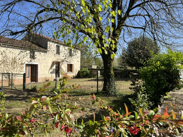 Charmante maison en pierre avec dépendances à Thire, 85210