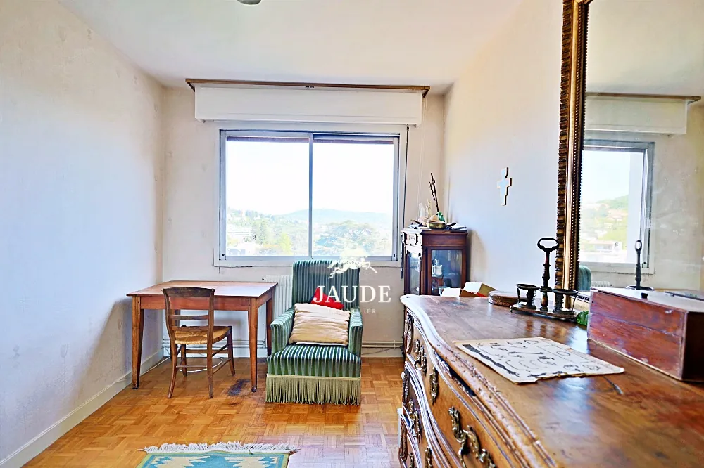 Appartement à rénover de 107,75 m² avec vue panoramique à Chamalieres 