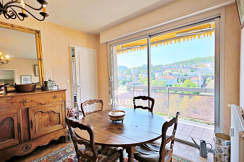 Appartement à rénover de 107,75 m² avec vue panoramique à Chamalieres 
