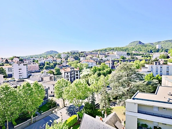 Appartement à rénover de 107,75 m² avec vue panoramique à Chamalieres