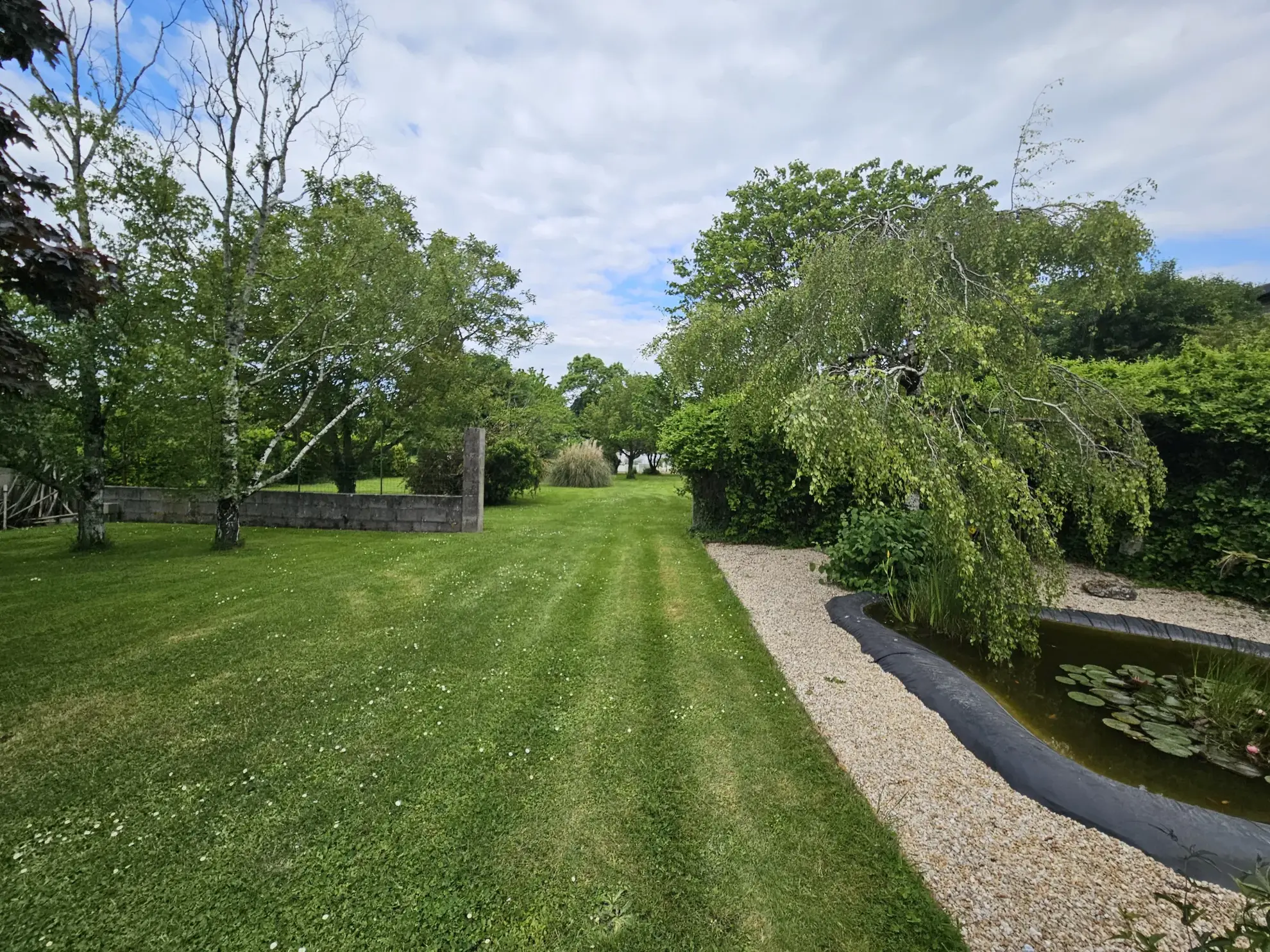Maison en pierre avec grand jardin et dépendances à Saint Georges de Rex 