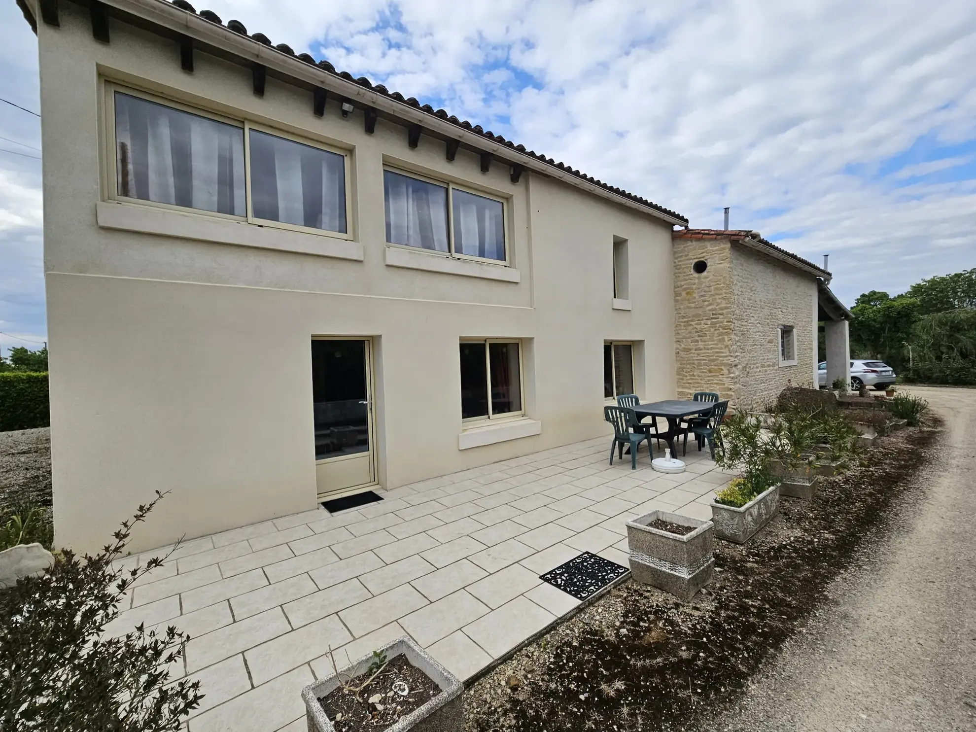 Maison en pierre avec grand jardin et dépendances à Saint Georges de Rex 