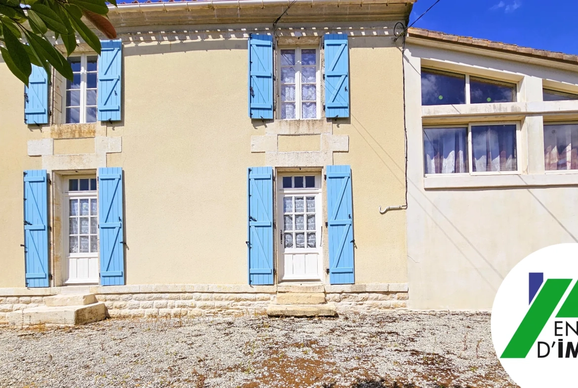 Maison en pierre avec grand jardin et dépendances à Saint Georges de Rex 