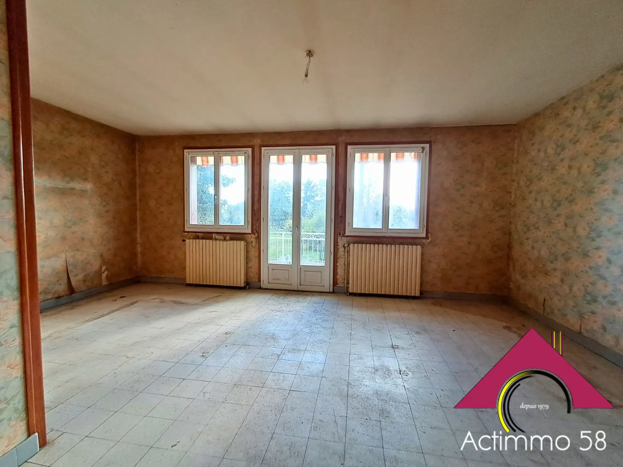 À vendre pavillon avec sous-sol, jardin clôturé et garage à Ourouer les Bourdelins 