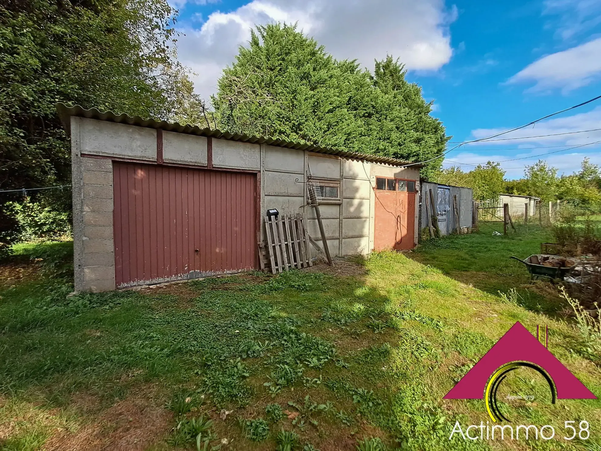 À vendre pavillon avec sous-sol, jardin clôturé et garage à Ourouer les Bourdelins 