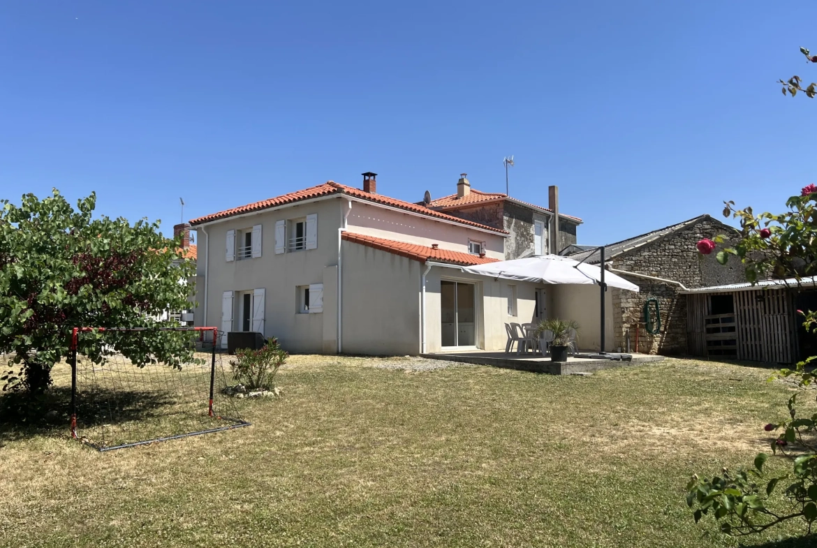 Maison en pierre rénovée au centre de Saint Jean d’Hermine avec jardin et grand confort 